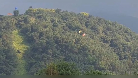 南投虎頭山飛行傘驚險「空中相撞」　2人雙雙墜樹林幸自行脫困