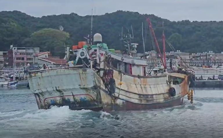 "鳳凰"逐步接近台灣 基隆漁民進港急卸貨防颱