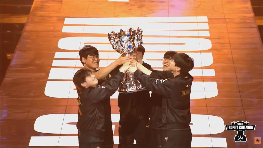 LOL世界賽快訊(影/最高的山最長的河!Faker第6冠到手 T1三連霸王朝誕生