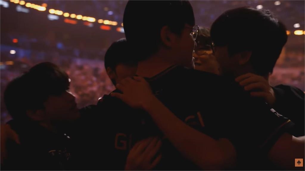 LOL世界賽快訊(影/最高的山最長的河!Faker第6冠到手 T1三連霸王朝誕生