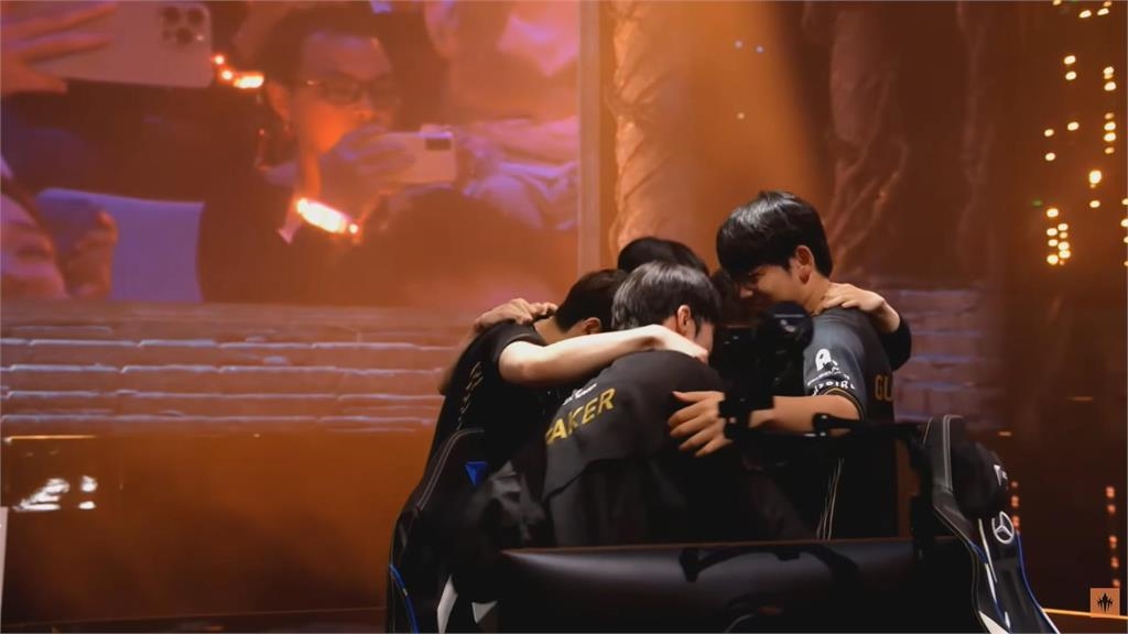 LOL世界賽快訊(影/最高的山最長的河!Faker第6冠到手 T1三連霸王朝誕生