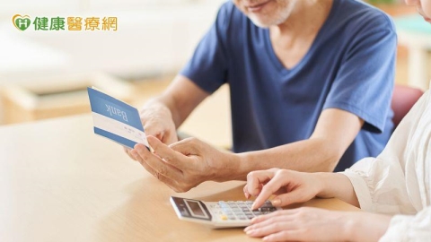 父母總是「捨不得花自己」？精神科醫示警：小心最後賠上健康
