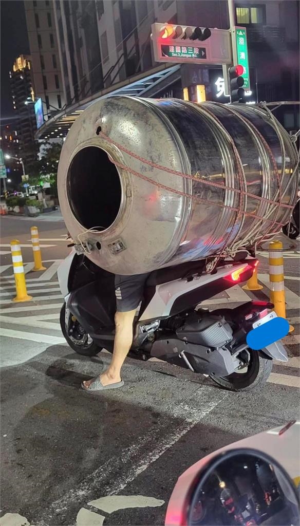 台灣機車無所不「載」！騎士後座揹巨大水塔「僅見靠雙腳撐地」網看傻眼