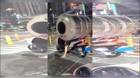 騎士神級載貨！巨大水塔橫躺後座「只見雙腳撐地」　網驚：台版真魔術表演