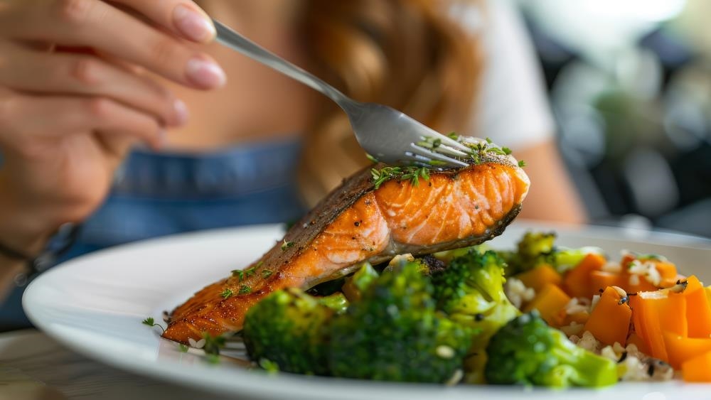 鮭魚4大營養亮點一次看，營養師提醒2族群食用前要注意