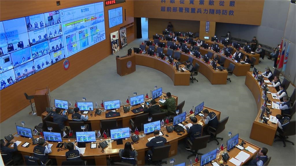 颱風「鳳凰進逼」! 花蓮北濱公園掀長浪 基隆漁民固定漁船防颱