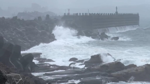 颱風「鳳凰進逼」! 花蓮北濱公園掀長浪 基隆漁民固定漁船防颱