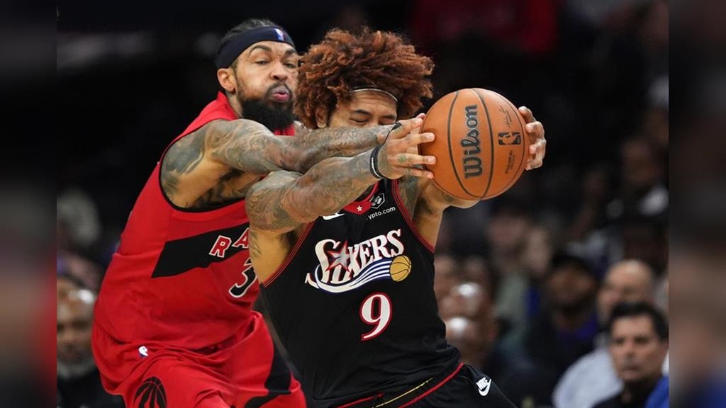 NBA(影)／暴龍球星場邊怒甩水瓶！　波及工作人員和隊友影片在網上瘋傳