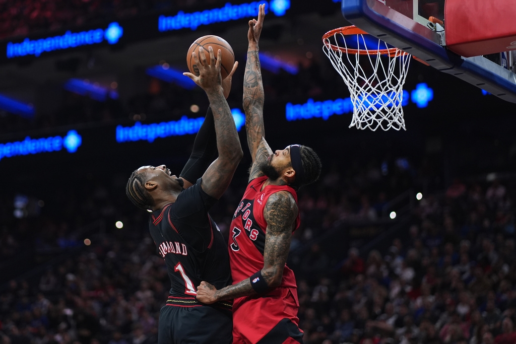 NBA(影)/暴龍球星場邊怒甩水瓶! 波及工作人員和隊友影片在網上瘋傳