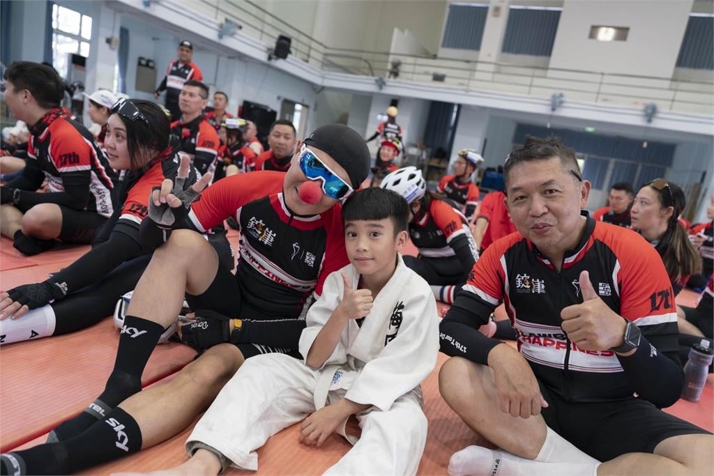 錠嵂保經四十週年藍鵲環台車隊挑戰 讓幸福樂活“騎”出新里程