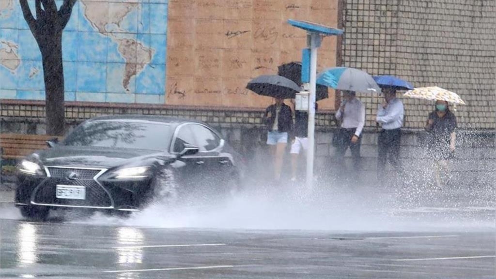 台大生預言「2天颱風假」！賭「大氣系」招牌嗆發百份雞排　網：放假要問政治系