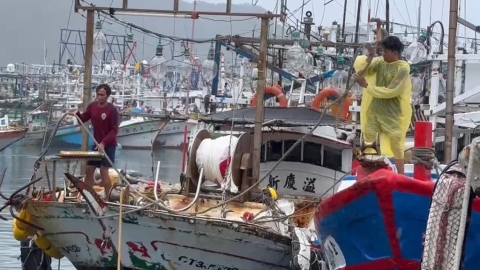 鳳凰北轉台! 明「北、東、恆春半島」防豪雨 基隆、宜蘭漁民綁好船隻防颱