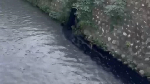 台中梅川排水孔驚見黑色惡臭廢水　　網酸「盧媽臭臭鍋」