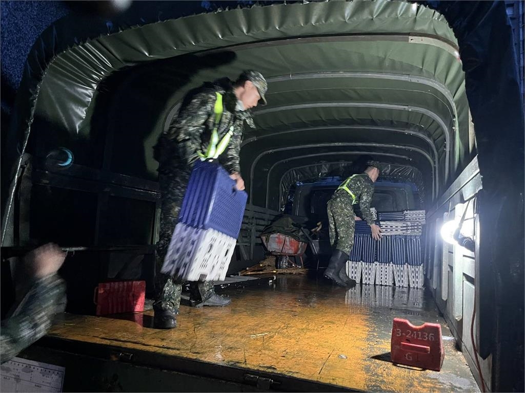 慈濟成立颱風災害應變 200床福慧床由軍車載往光復