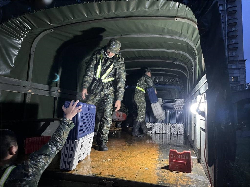 慈濟成立颱風災害應變 200床福慧床由軍車載往光復