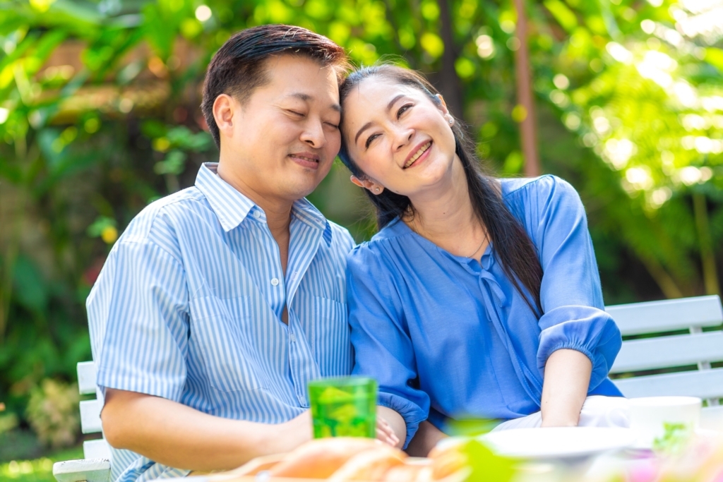 一對中年夫妻相處多年,往往只需一個眼神、一個手勢,就能明白對方的心思。圖/123RF圖庫