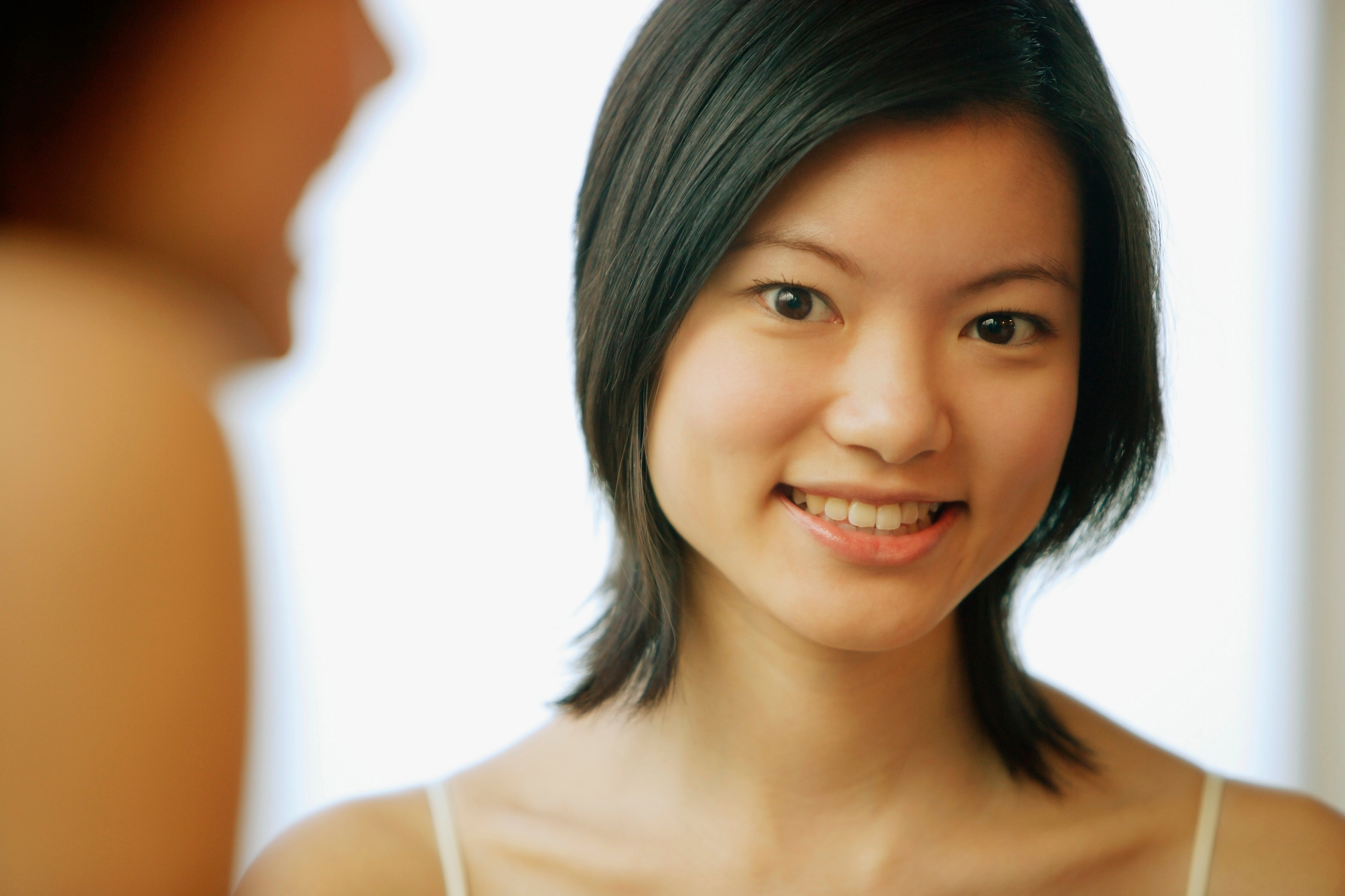 方形臉的下顎線條較為明顯，若搭配齊瀏海，容易讓臉部顯得更加方正，給人一種生硬的感覺。圖/123RF圖庫