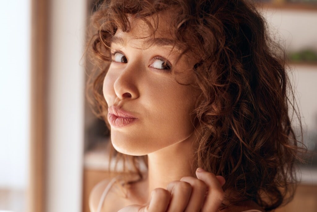 髮質過於粗硬的自然捲女性，留瀏海也可能會遇到打理困難的問題。圖/123RF圖庫