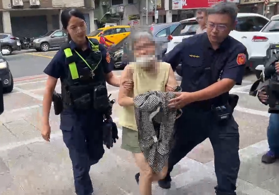 北捷白髮阿嬤「逼讓座被踹飛」又出事！雨傘毆打「博愛座女童」下場慘了