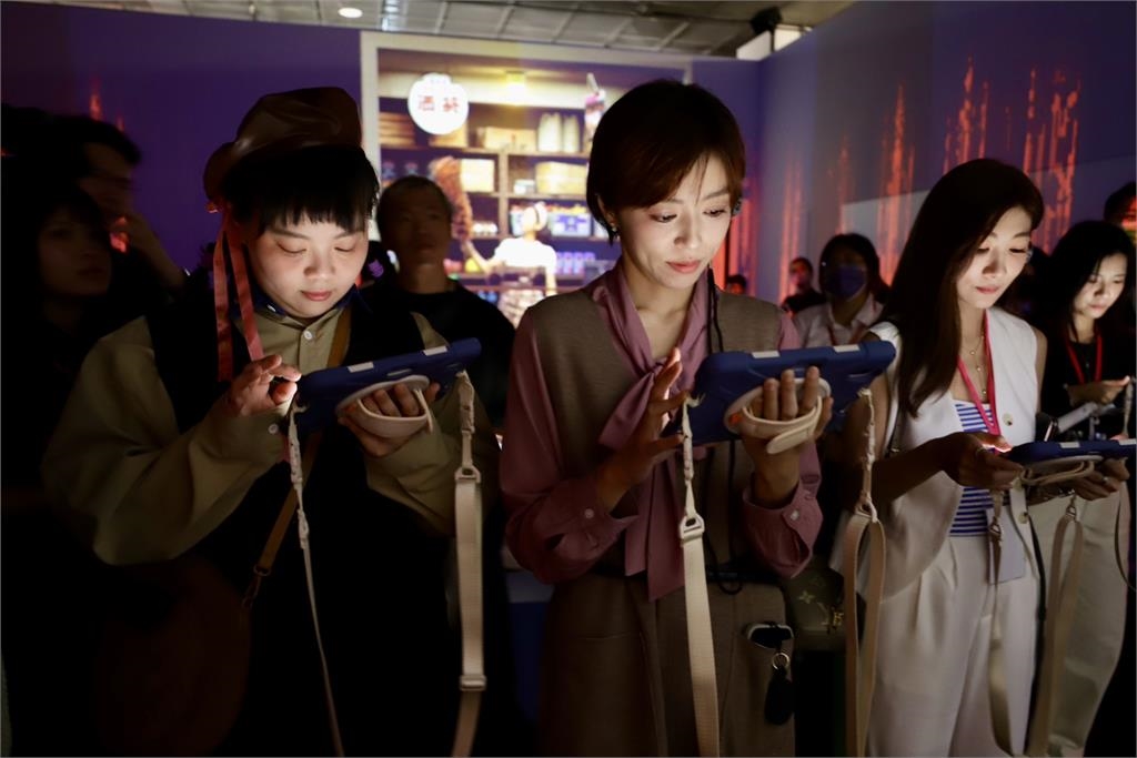 國家記憶「潮」起來!王瞳、宮美樂驚呼國家檔案館:「原來歷史好好玩 」