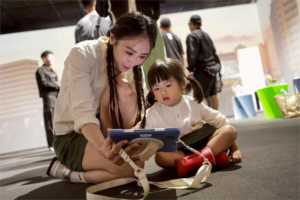 國家記憶「潮」起來!王瞳、宮美樂驚呼國家檔案館:「原來歷史好好玩 」