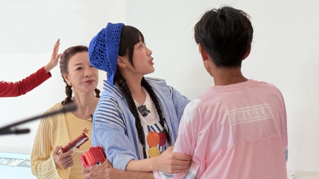 籃籃、阿翔「身體交疊」爆慘摔意外！ 下秒竟幫對方脫衣嚇壞全場