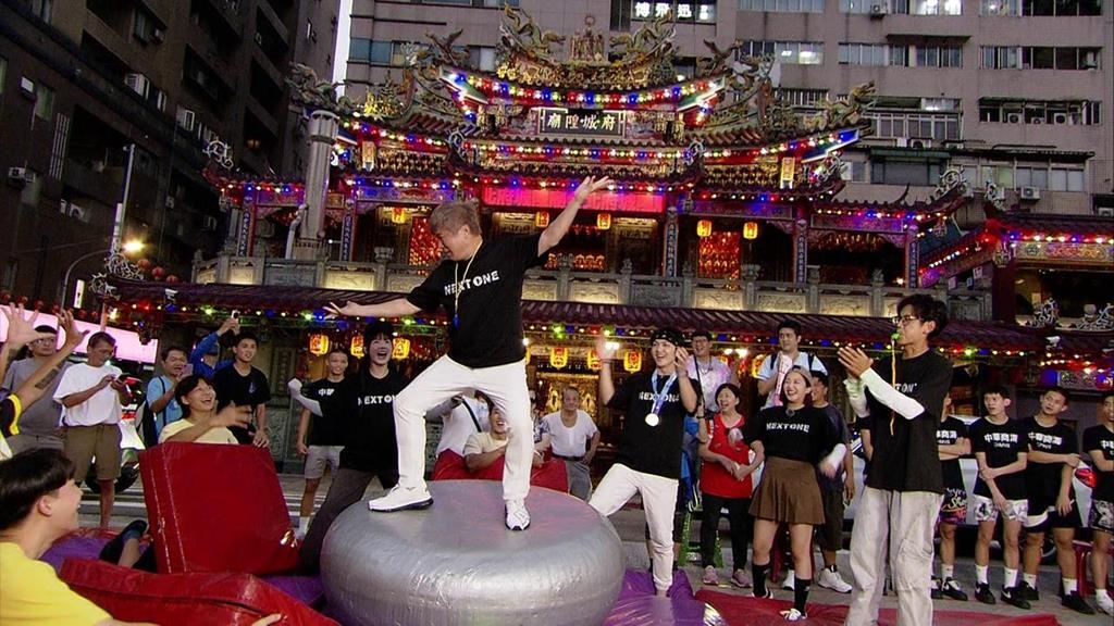 《綜藝大集合》錄影藝人遭砸生雞蛋！郭忠祐被砸得滿臉蛋液