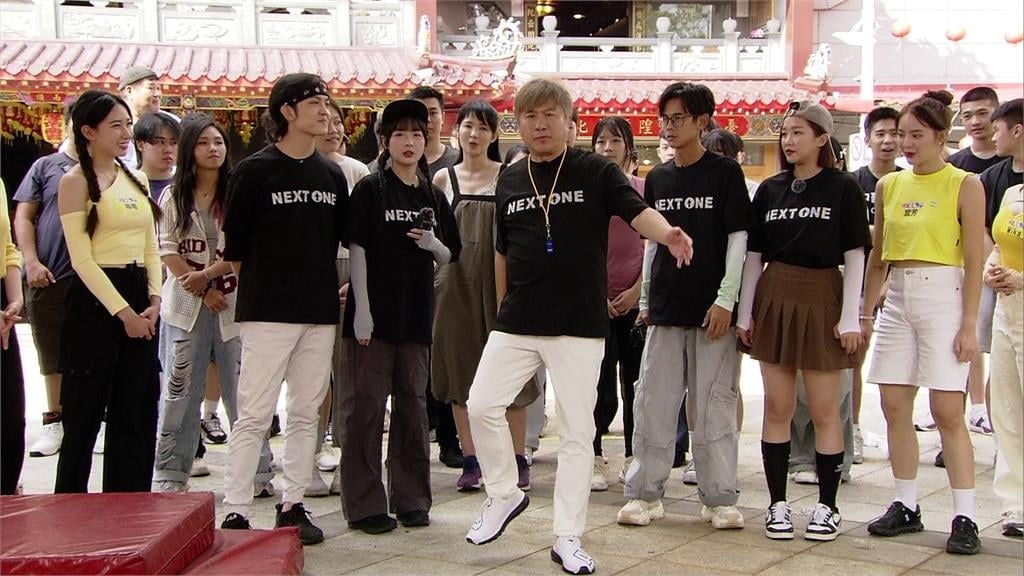 《綜藝大集合》錄影藝人遭砸生雞蛋！郭忠祐被砸得滿臉蛋液