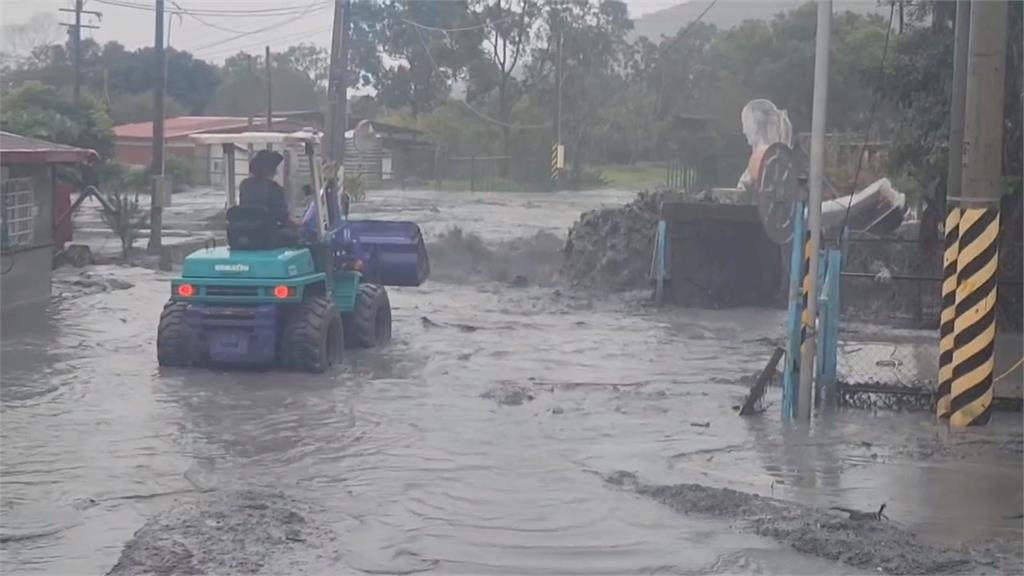 馬太鞍溪便道遭沖毀! 泥流灌民宅.轎車被大水沖到騰空