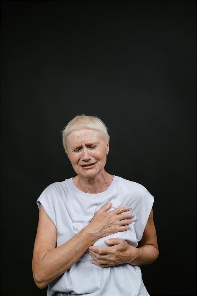 傷心難過真的會要命！醫曝「情緒引發」的心絞痛恐比運動型更危險