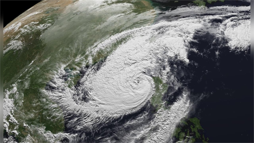 桃園人在雙北工作「清晨仍冒風雨通勤」!他一到站牌傻了:公車停駛啦