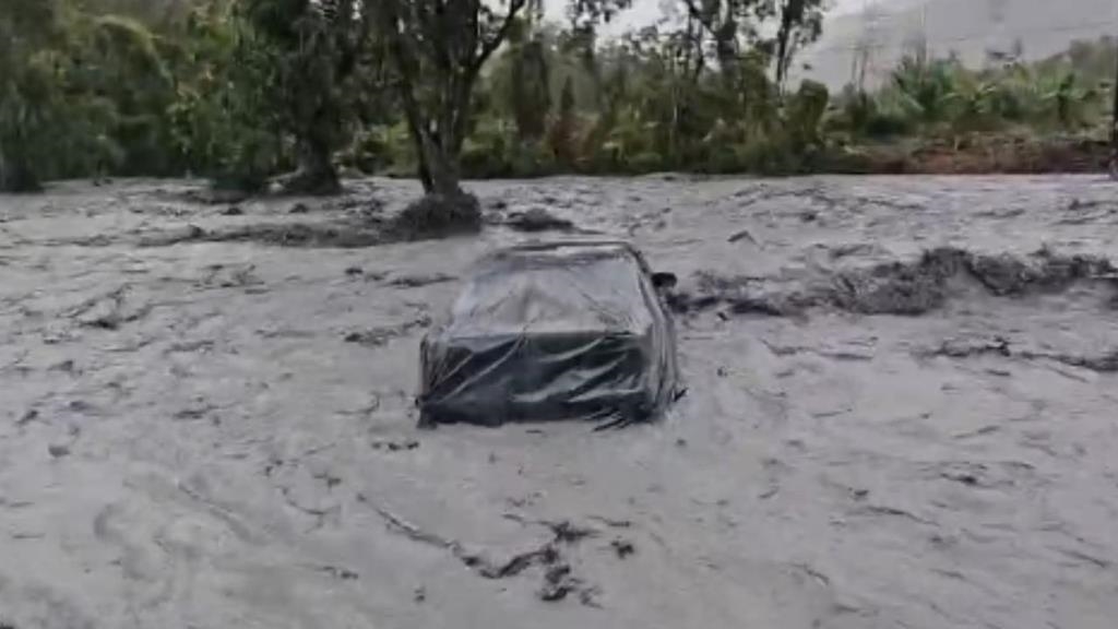 花蓮馬太鞍溪暴漲「轎車被吞噬」！車尾懸空「倒栽蔥」驚悚畫面曝光