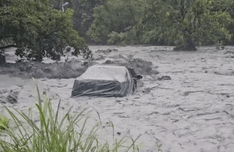 花蓮馬太鞍溪暴漲「轎車被吞噬」!車尾懸空「倒栽蔥」驚悚畫面曝光