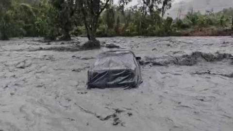 花蓮馬太鞍溪暴漲「轎車被吞噬」!車尾懸空「倒栽蔥」驚悚畫面曝光