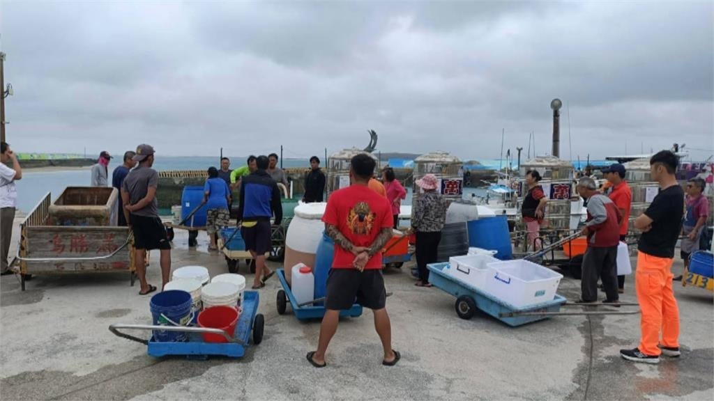 鳳凰逼近澎湖交通全停擺 居民憂颱風影響恐沒水喝