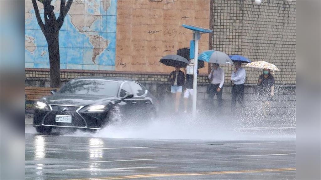 快新聞／鳳凰颱風逼近！11縣市雨彈下到明天　氣象署曝「這」超大豪雨特報