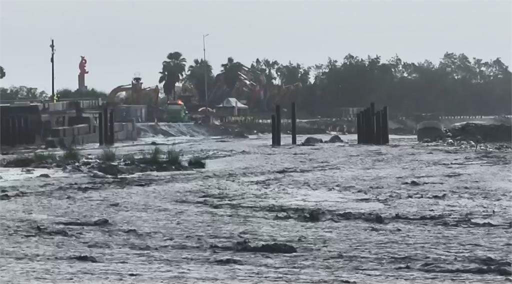 馬太鞍溪大水灌進破口 點燃村民怒火!水利署坦言疏失