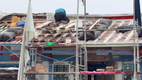 鳳凰颱風恐從嘉義沿海登陸 屋主「憂悲劇重演」急請師傅修繕屋頂