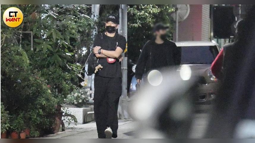 獨家／一放假就找柯震東嗑高級日料　王大陸福態會好友「菸抽到飽」