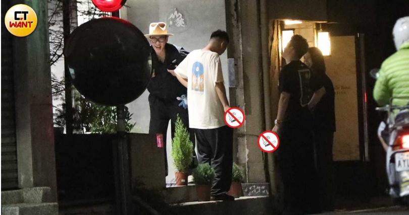 抽菸過程中，不知道聊到什麼話題，柯震東看來樂不可支。（圖／本刊攝影組）