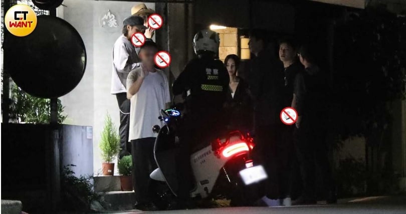 深夜11點多，疑似因有民眾檢舉，警察前來餐廳關心。（圖／本刊攝影組）