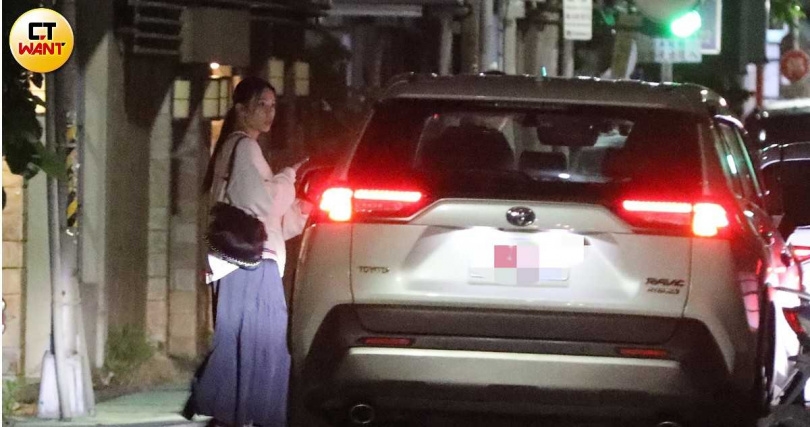 近一點時宋芸樺與男友人最後搭車離開餐廳。（圖／本刊攝影組）