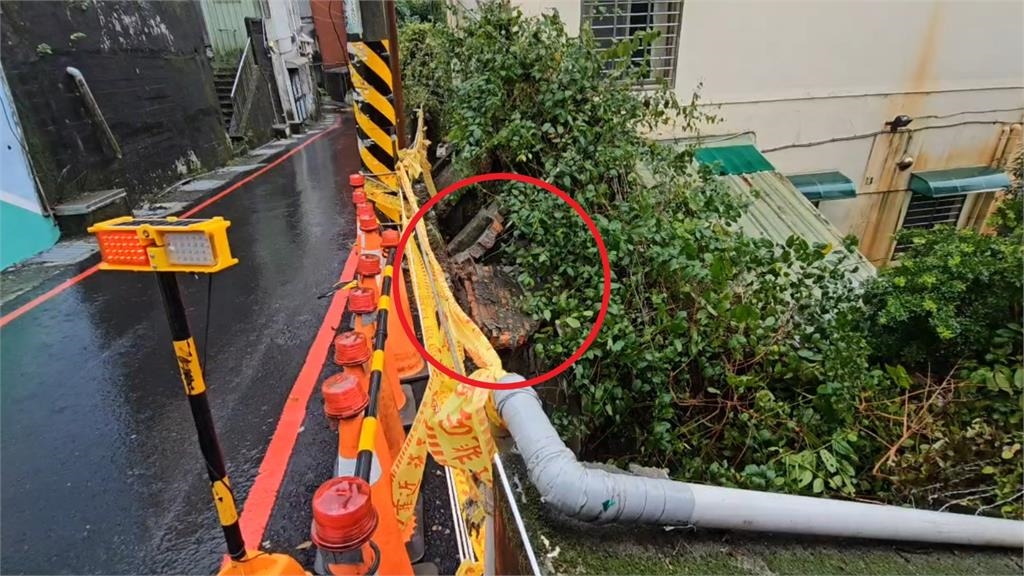 快新聞/鳳凰已傳災情!北投立農公園「路樹倒塌」砸中民宅 基隆1圍牆倒塌暫難維修