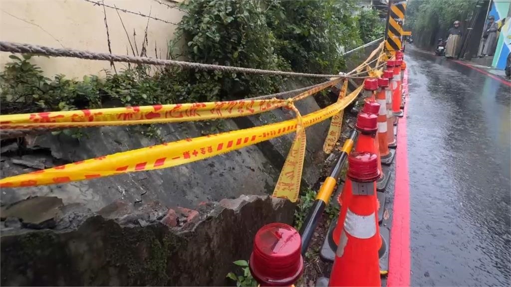 快新聞/鳳凰已傳災情!北投立農公園「路樹倒塌」砸中民宅 基隆1圍牆倒塌暫難維修