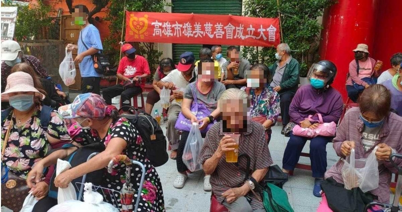 高雄雄美慈善基金會先前曾被爆料指出,以賺外快為由騙街友辦理預付卡、申請銀行帳戶。(圖/資料照)