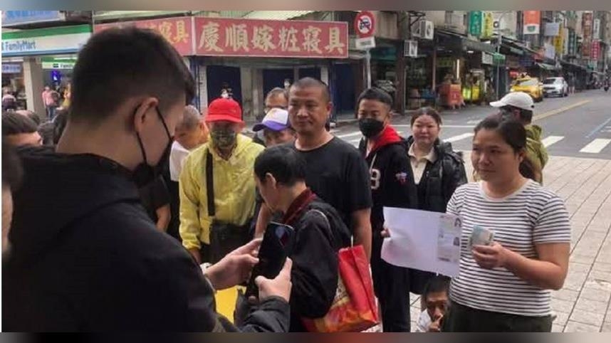 千元換個資1／龍山寺前鬼扯老闆中彩券　擺攤收證件發現金辯沾喜氣