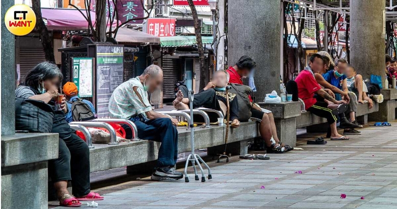 警方到場後,暫未發現以金錢交換個資情事,但仍對主導的黃姓男子等5人進行初步盤查。(圖/示意圖/資料照)