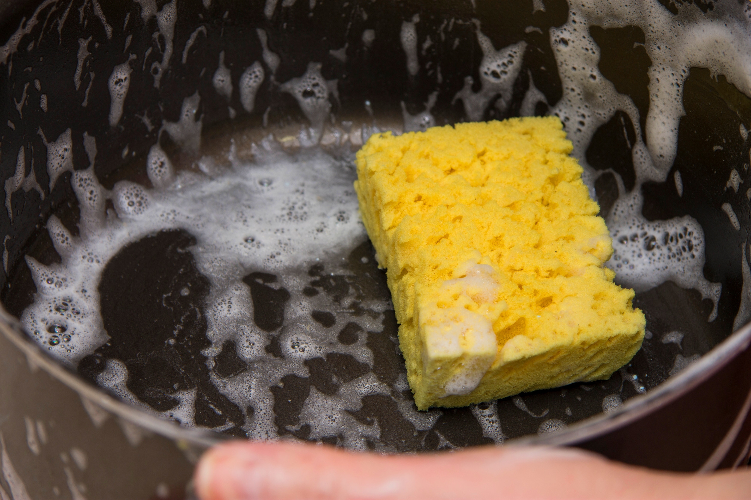 要用柔軟的海綿來清洗不沾鍋，才能夠保護鍋具。圖/123RF圖庫