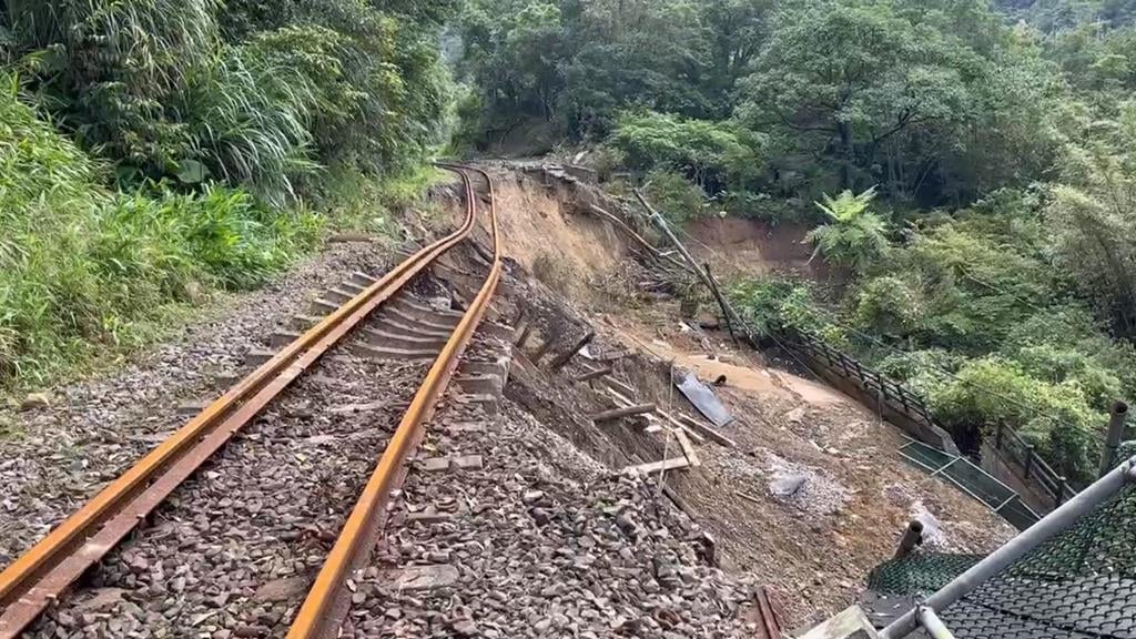 颱風鳳凰發陸警  台鐵平溪線全線停駛