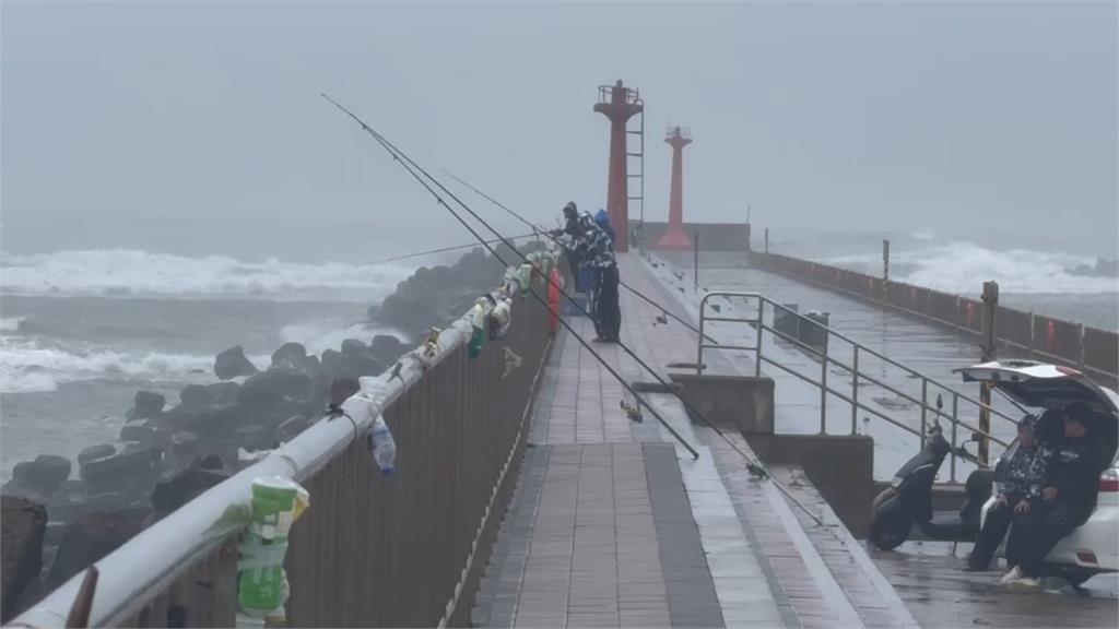 快新聞/小確幸!桃園颱風假「購物中心現人潮」 漁港民眾垂釣險象環生